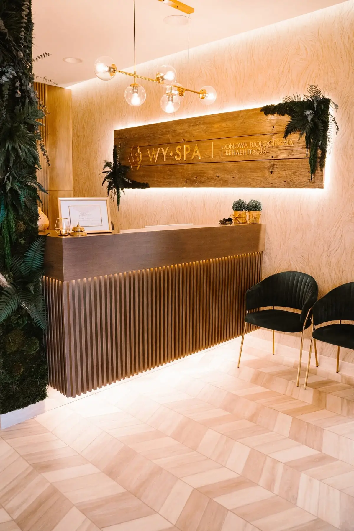Recepcja salonu spa z ladą z lamel i podświetlanym szyldem